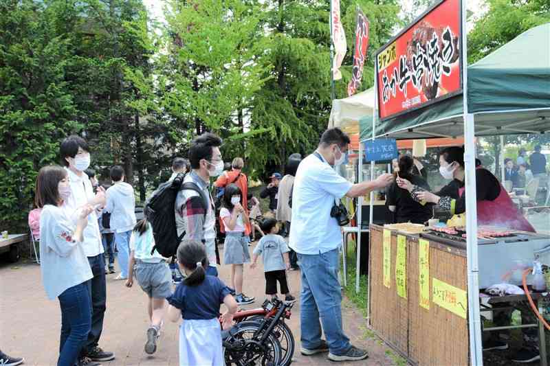 「大阿蘇ファミリーマーケット」で食事を楽しむ来場者＝阿蘇市