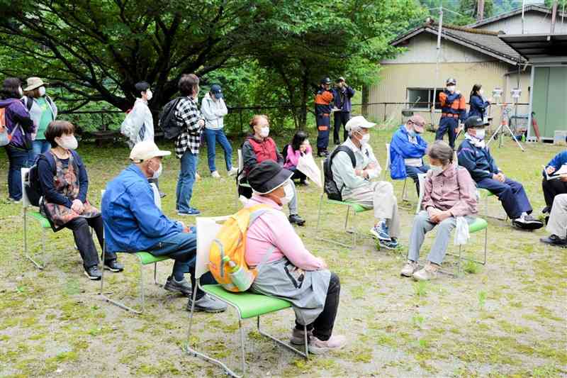 防災訓練で避難してきた中園集落の住民＝球磨村