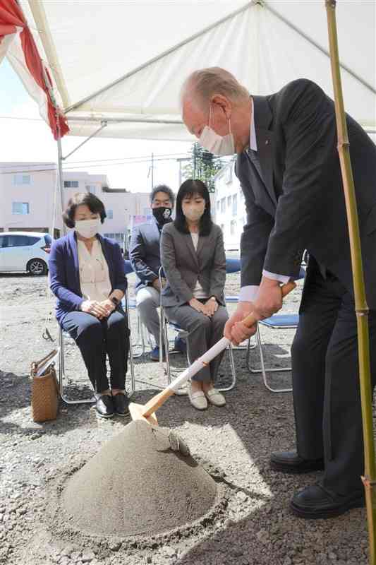 堤温泉の地鎮祭でくわ入れをする堤正博会長＝人吉市