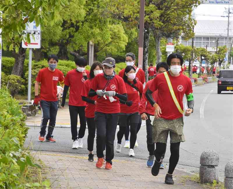 巡回ランニングする「パトランあらお」のメンバーら＝荒尾市