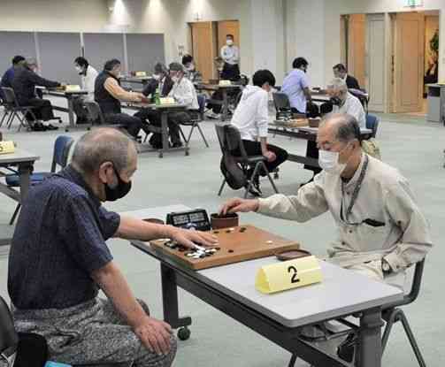 肥後本因坊への挑戦権を懸けて対局する出場者たち＝熊本市中央区