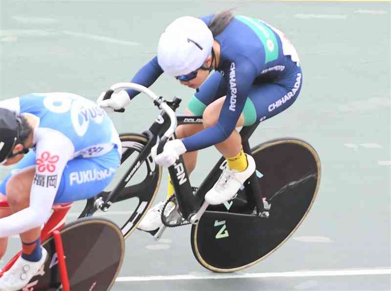 【自転車女子ケイリン決勝】追い上げを図る渡邊あかり（千原台）＝久留米競輪場