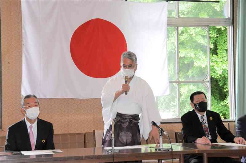 藤崎八旛宮例大祭神幸行列の3年ぶり開催を発表する岩下通弘宮司（中央）ら＝15日、熊本市中央区