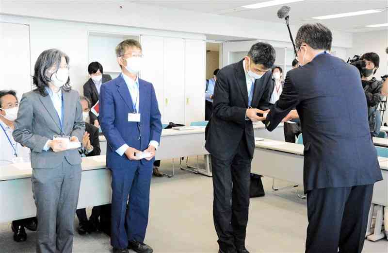 熊本県の「魚種専門チーム」の発足式で、木村敬副知事から名刺を手渡されるメンバーら＝16日、県庁