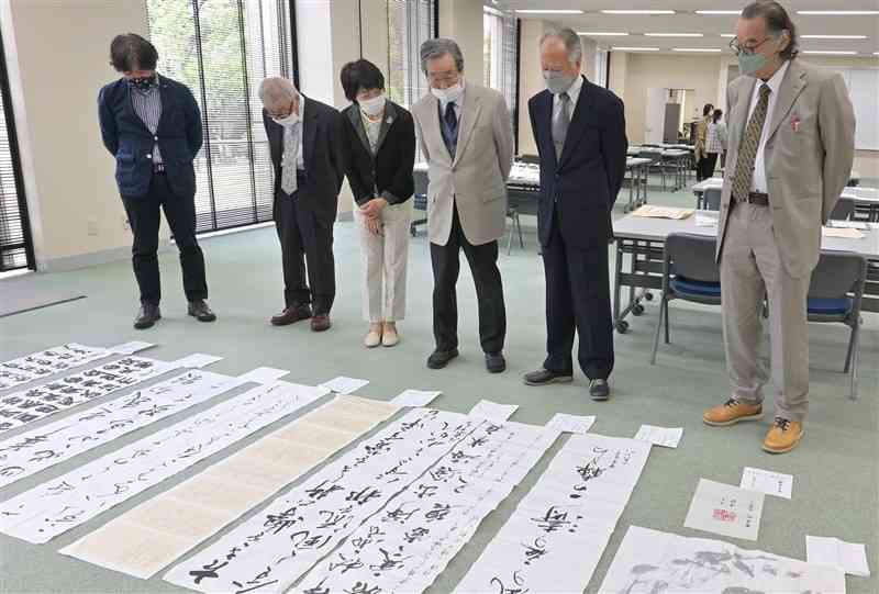 第41回熊日新鋭・学童書道展で、新鋭の部の応募作品を見る審査員たち＝19日、熊本市中央区の熊日本社（谷川剛）