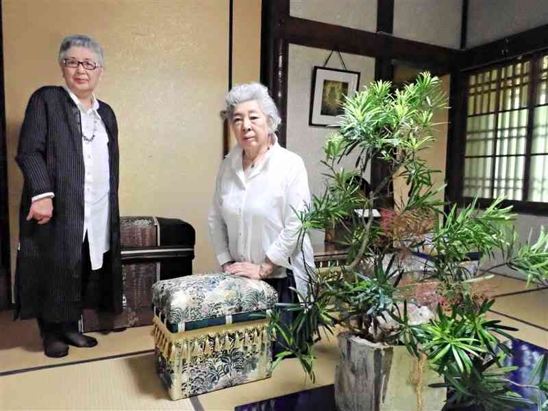 飾り茶箱と生け花の2人展を開く藤崎節子さん（左）と島崎淳子さん＝芦北町