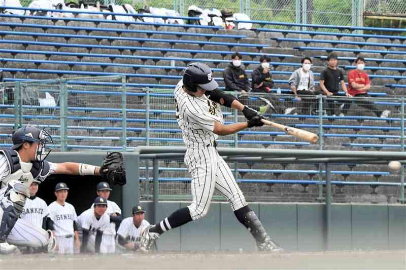 【東海大九州－宮崎産経大】7回表、東海大九州1死一塁。左前打を放つ森田＝リブワーク藤崎台球場