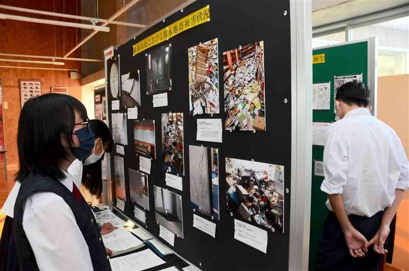 熊本地震の被災状況を伝える東稜高の展示会場＝熊本市東区