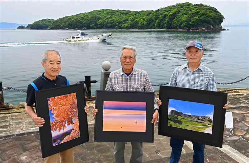 6月2日からの写真展を最後に解散する写真サークル「フォト七浦」のメンバー。中央は山下登会長、後方は恋路島＝19日、水俣市