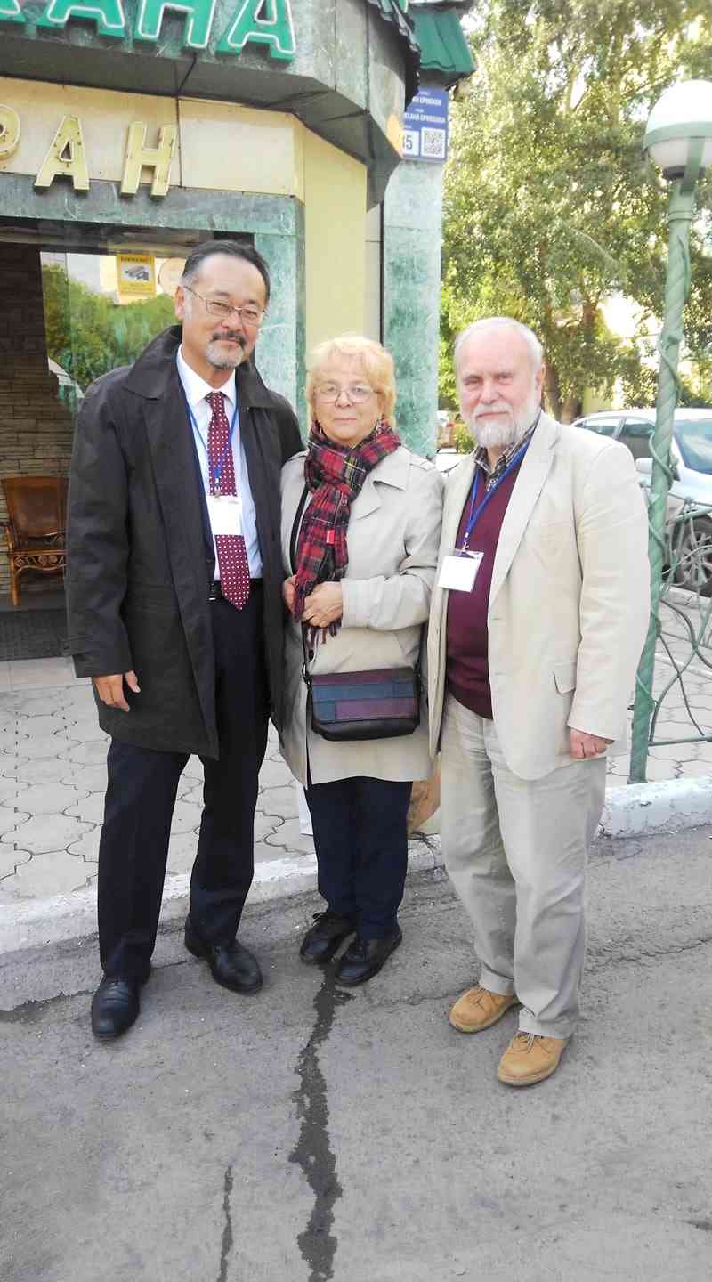 ロシア青銅器文化研究の大家ルドミラ・カラコヴァさん（中）、セルゲイ・クズミニフさん（右）とカザフスタン・カラガンダで