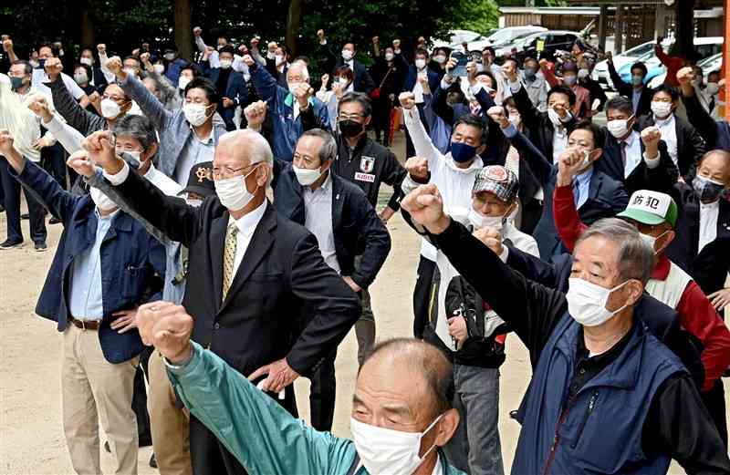 県議熊本市1区の補欠選挙が告示され、出陣式で気勢を上げる支持者たち＝20日午前、同市（石本智）