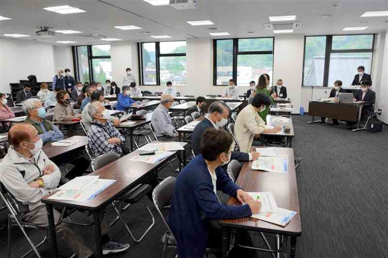 中心市街地の区画整理事業について人吉市が都市計画案を示した住民説明会＝同市