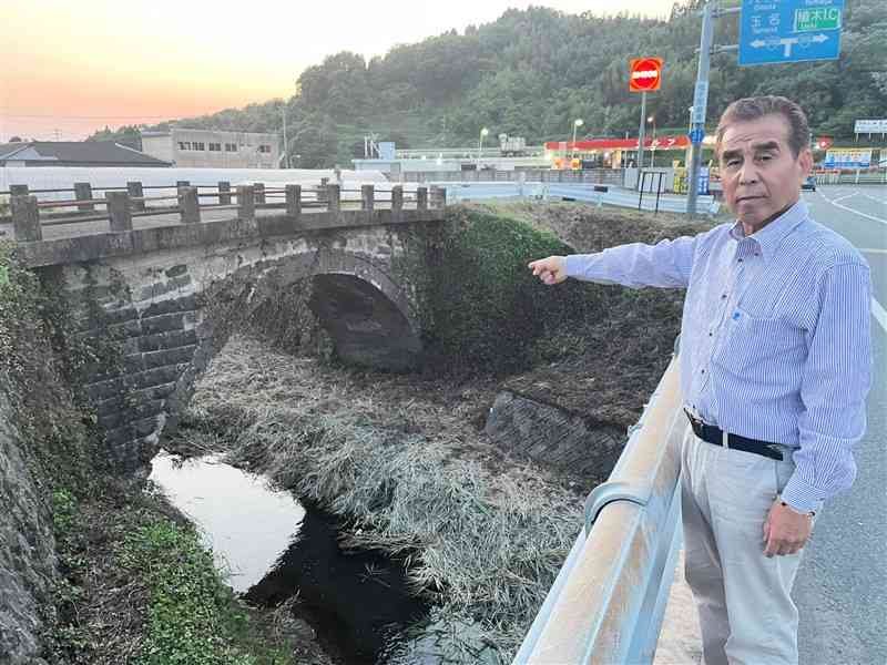 「豊岡の眼鏡橋」の顕彰を続ける森川孝一さん＝熊本市北区