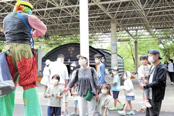 屋外で家族と過ごす場合はマスク着用の必要はないという政府の方針が出たが、熊本市動植物園を訪れた多くの人がマスクを着けていた＝21日、熊本市東区
