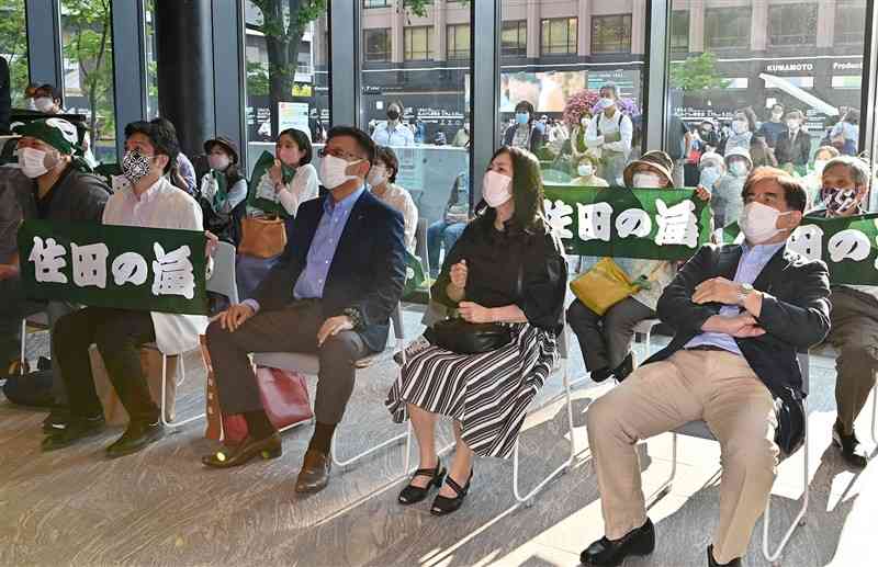 大相撲の平幕佐田の海関の勝負の行方を見守る母松村ゆかりさん（前列右から2人目）ら＝21日午後5時半ごろ、熊本市中央区のNHK熊本放送局（後藤仁孝）