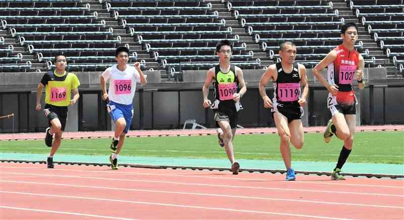 知的障がい区分の男子1500メートルで力走する選手たち＝熊本市東区