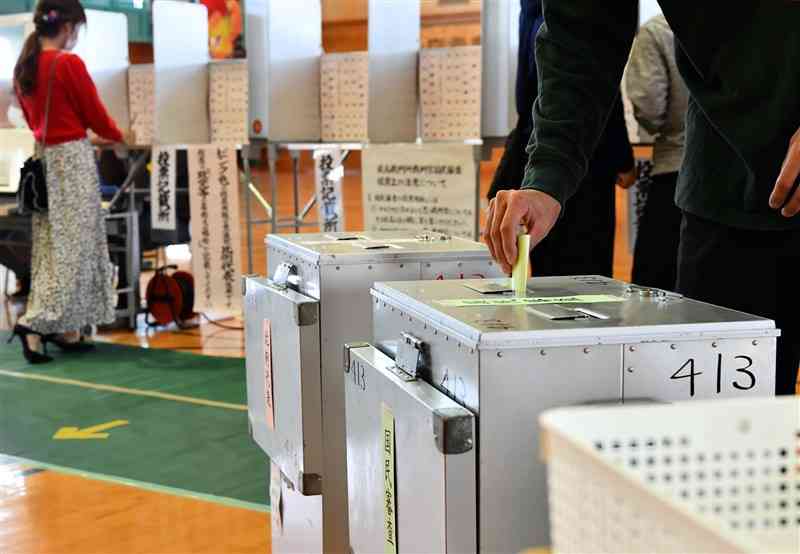 ：前回衆院選で投票する有権者＝昨年10月、熊本市南区（石本智）
