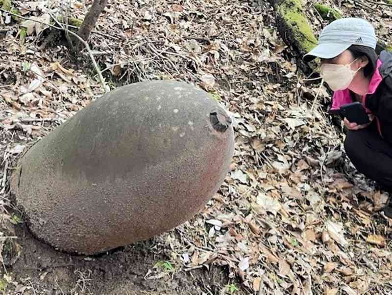 水上村湯山の山中で見つかった不発弾（読者提供）