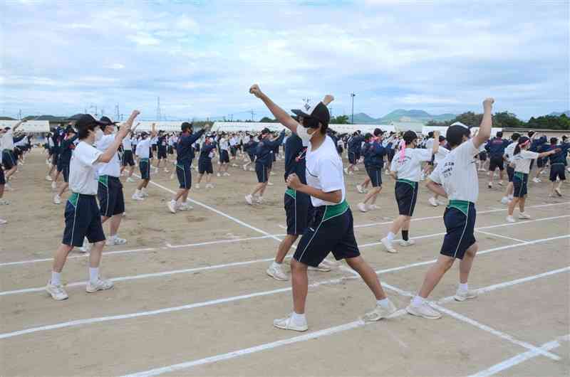 西合志南中の体育大会の準備運動で「泉ダンス」を踊る生徒＝合志市