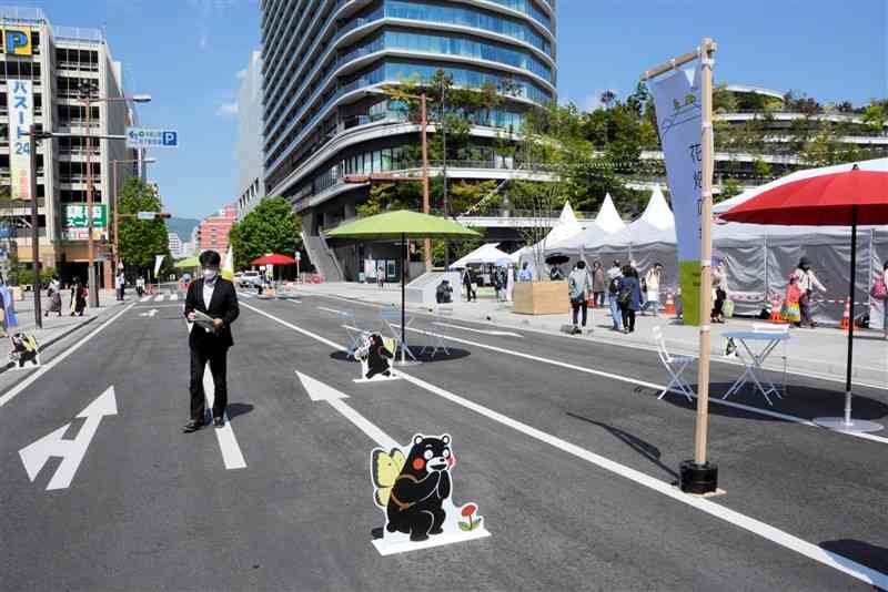 歩行者空間とする社会実験を実施した辛島公園北側の市道＝3日、熊本市中央区