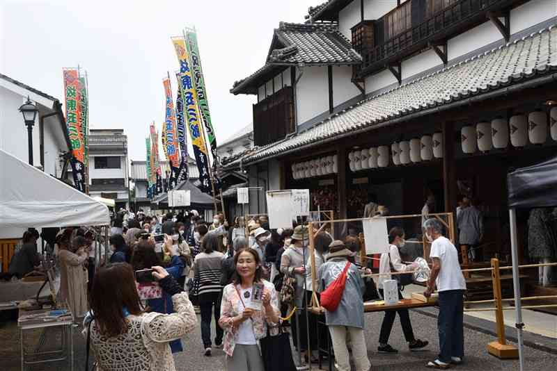 19日の坂東玉三郎特別舞踊公演千秋楽。観客でにぎわった八千代座前＝山鹿市