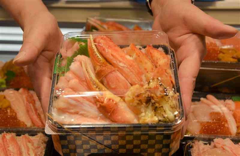 ：「夏の北海道展」で人気の、5種類のカニを使った弁当＝25日、熊本市中央区