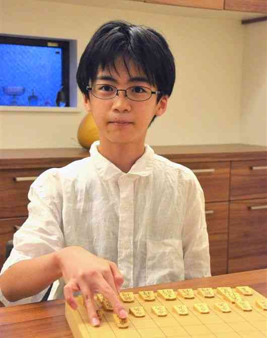 「公文杯第47回小学生将棋名人戦」で優勝を果たした嶋田旬吾君＝熊本市中央区