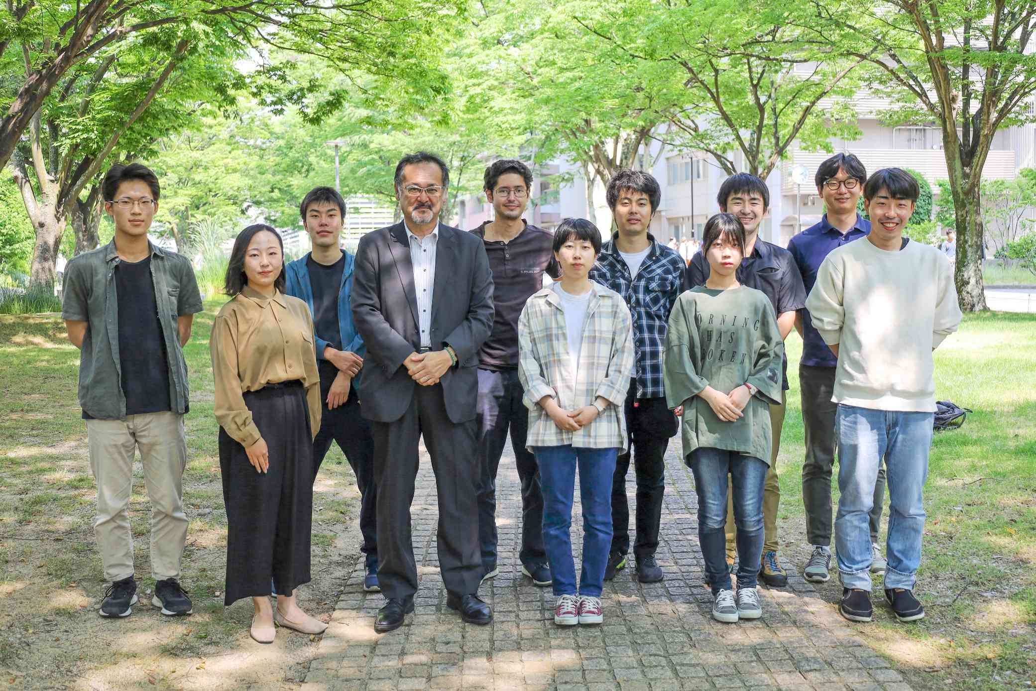 考古学研究室の学生たちと、愛媛大キャンパスで