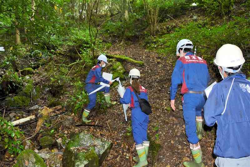 山地パトロールで山の斜面を点検する県球磨地域振興局の職員ら＝球磨村