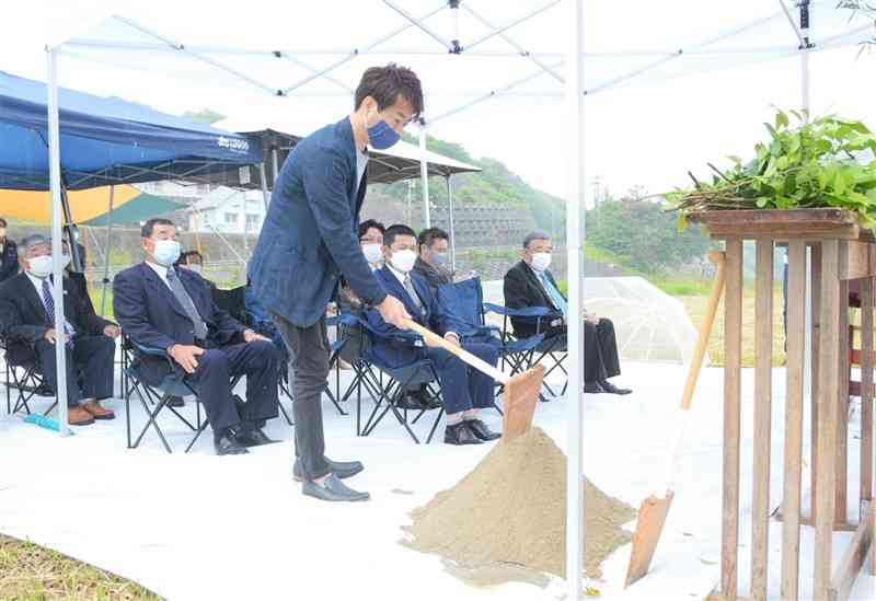 起工式でくわ入れをする藍の村観光の藤川護章社長＝上天草市