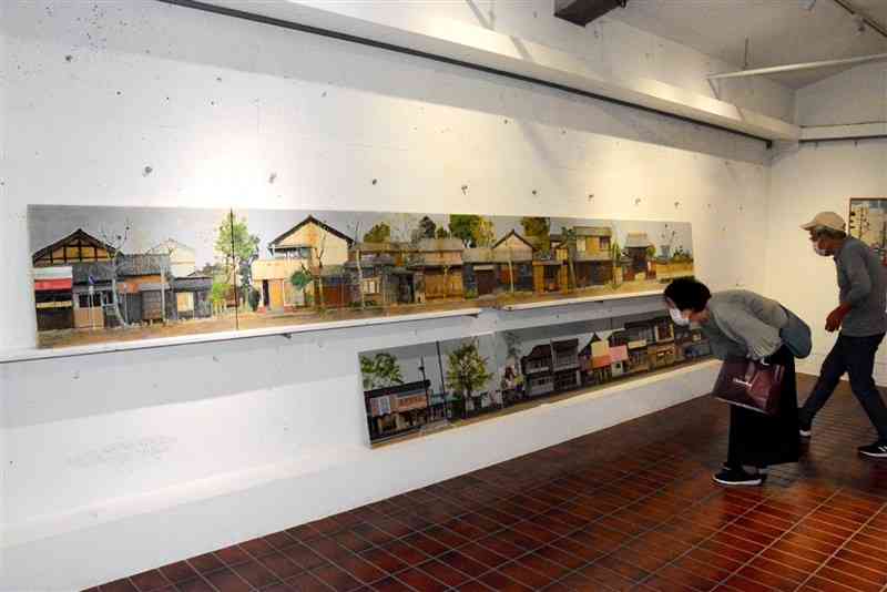熊本の昭和の街並みを描いた作品が並ぶ「田辺恭一　町は美しい」展＝熊本市西区