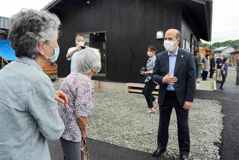 人吉市を訪れ被災者と交流した在名古屋トルコ共和国総領事館のオズテュルク・ウムット・リュトフィ総領事（右）＝人吉市