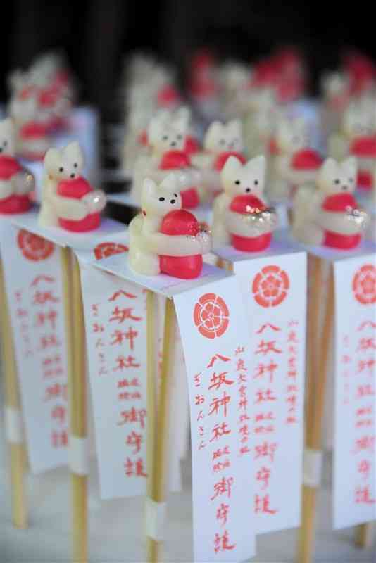 大宮神社内の八坂神社の縁起物「犬子ひょうたん」＝山鹿市