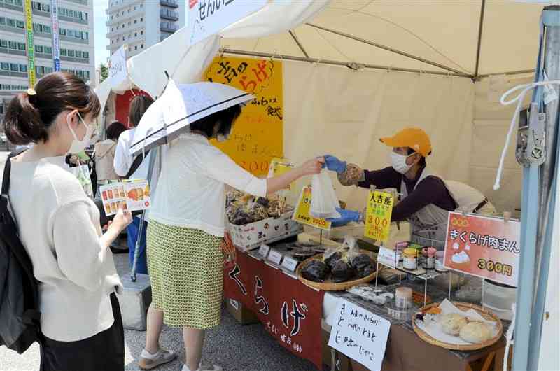 県内50社が自慢の商品を販売する「くまもと復興応援マルシェ」の会場＝27日、熊本市西区