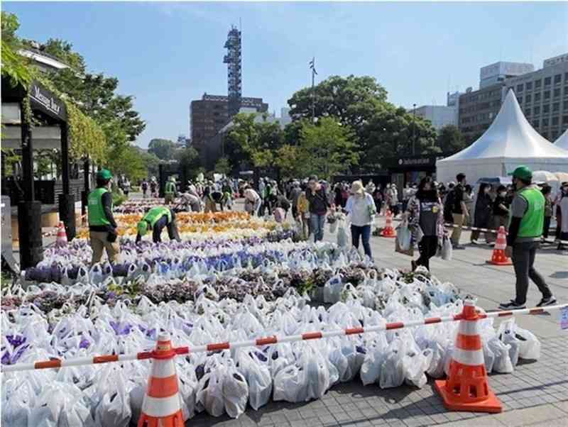 全国都市緑化フェアを彩った花の配布に希望者が殺到した花畑広場＝熊本市（市同フェア推進室提供）