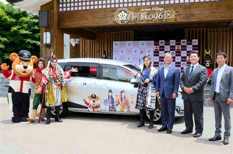 熊本トヨタ自動車から096k熊本歌劇団に貸し出されたラッピングカー＝高森町