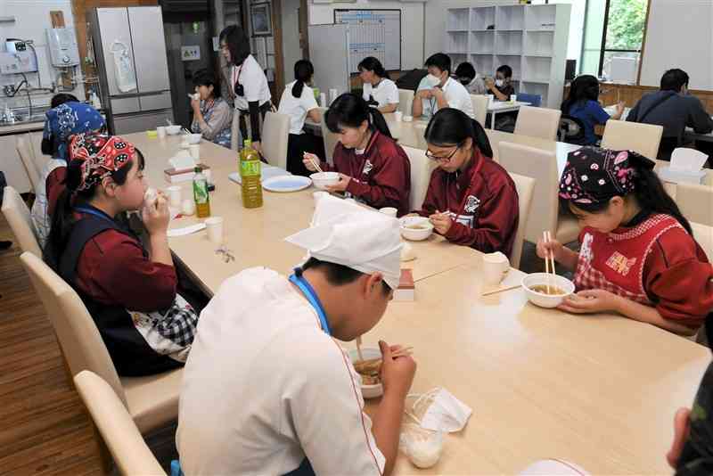 子どもたちに無料でうどんが提供された地域食堂「ぽかぽかハウス」＝天草市