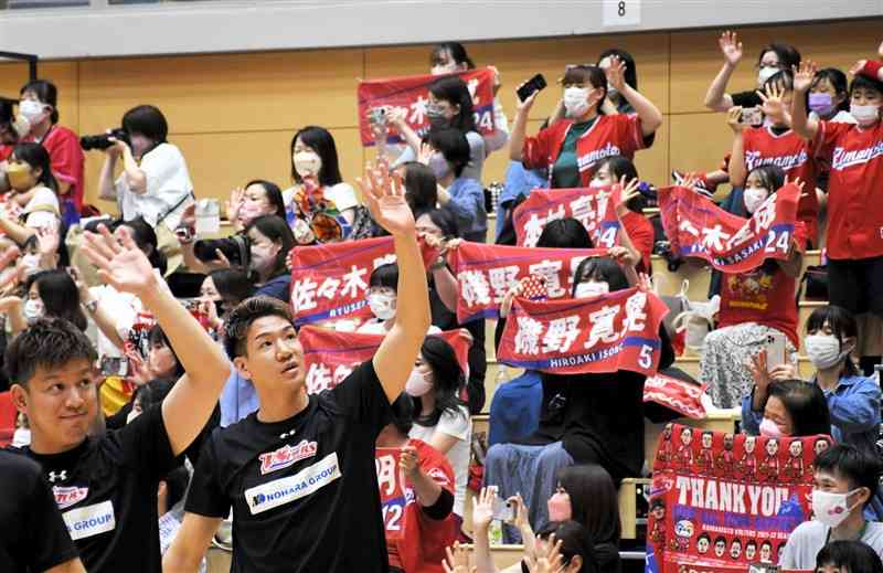 感謝祭で手を振る熊本ヴォルターズの選手たちに応えるファン＝益城町総合体育館