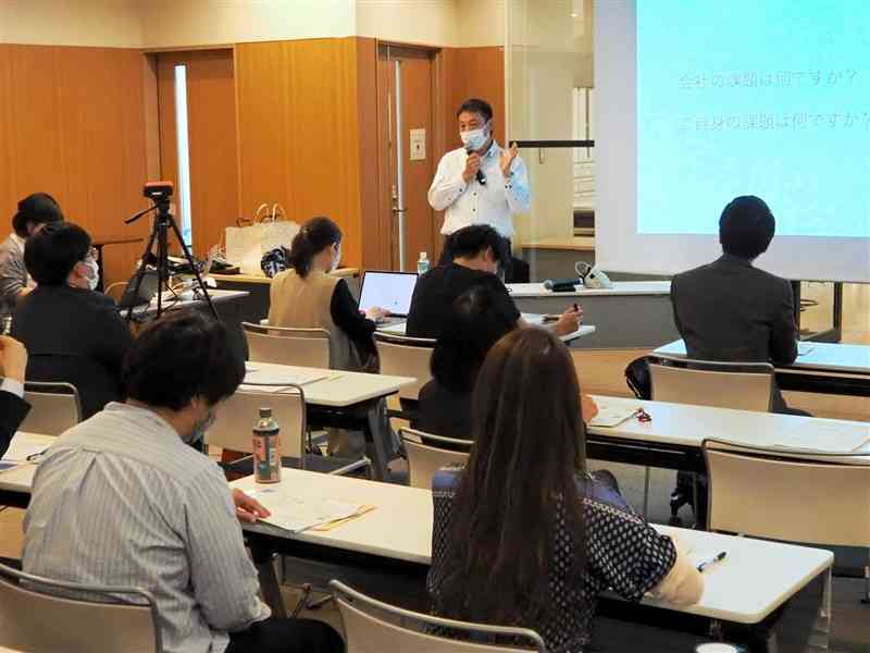 経営学とビジネスの結び付きなどについての話があった「熊本イノベーションスクール次代舎」のオープンセミナー＝27日、熊本市中央区