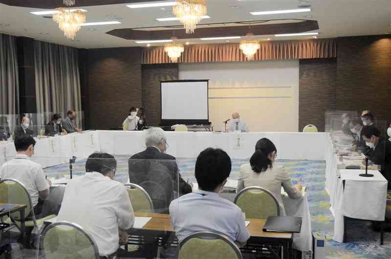 県教育委員会が高校入学者選抜方法の5案を示した検討委員会の会合＝31日、熊本市中央区