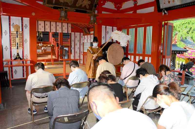 八代神社の氷室祭でおはらいを受ける参拝者＝八代市