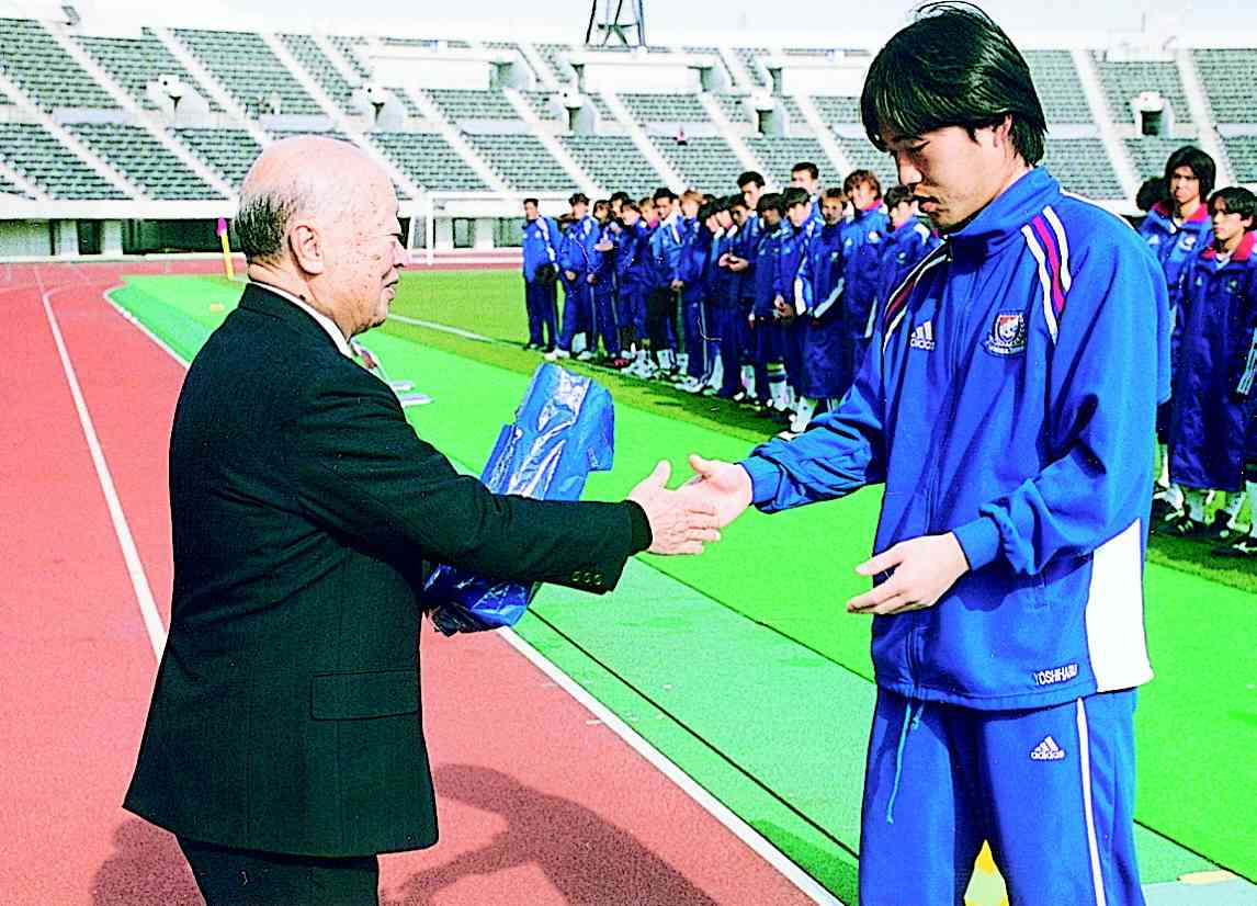 Jリーグ横浜Fマリノスのキャンプを訪れ、選手と握手する福島知事。これが最後の公務となった