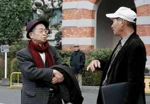 証人尋問を終えた原田正純さん（左）と話す水俣病被害者互助会の佐藤英樹さん＝2011年1月、熊本市中央区の熊本地裁