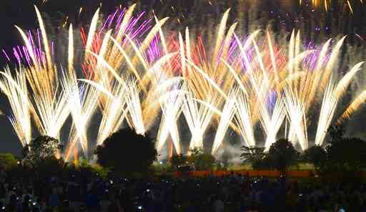 1万発を超える花火が夜空を彩った2019年8月の江津湖花火大会＝熊本市東区（小野宏明）