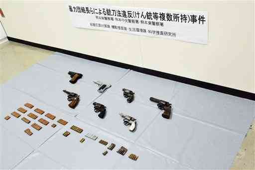 熊本市中央区のマンションの一室から押収された拳銃7丁と実弾156発＝2021年1月、熊本南署