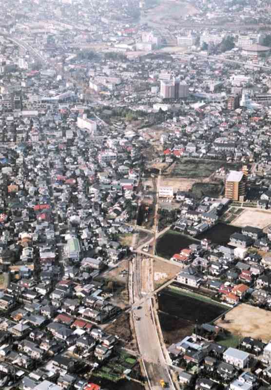 住宅などが林立する中で工事が進められた熊本市東部の国体道路（1996年撮影）