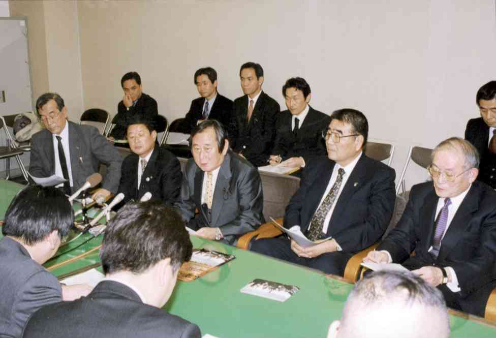 2001年2月、ベルギーチームの熊本キャンプ招致で合意したことを発表する欧州訪問団の倉重剛団長（左から3人目）ら熊本招致委員会のメンバー。筆者は左端
