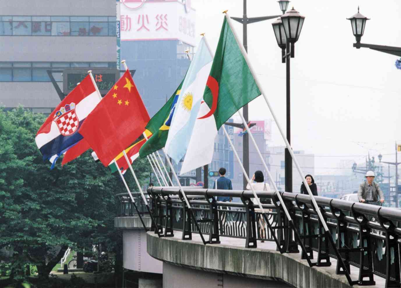 大甲橋の欄干に掲げられた世界ハンド参加国の国旗。実は「黙認」だった