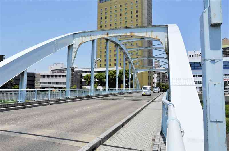 熊本市の泰平橋 この前塗装したのにもう劣化 未改修部に赤茶のさび止め露出 熊本日日新聞社