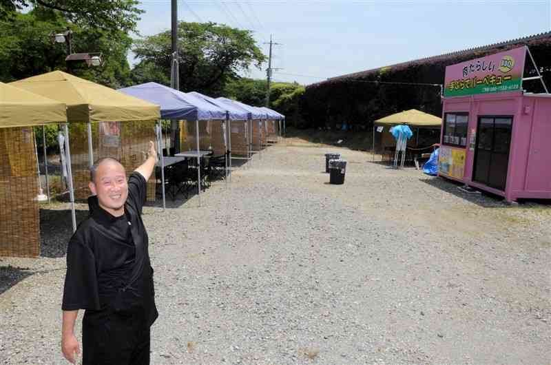 手ぶらでバーベキューを楽しめる「肉たらしい」をオープンした栗秋賢和さん＝大津町